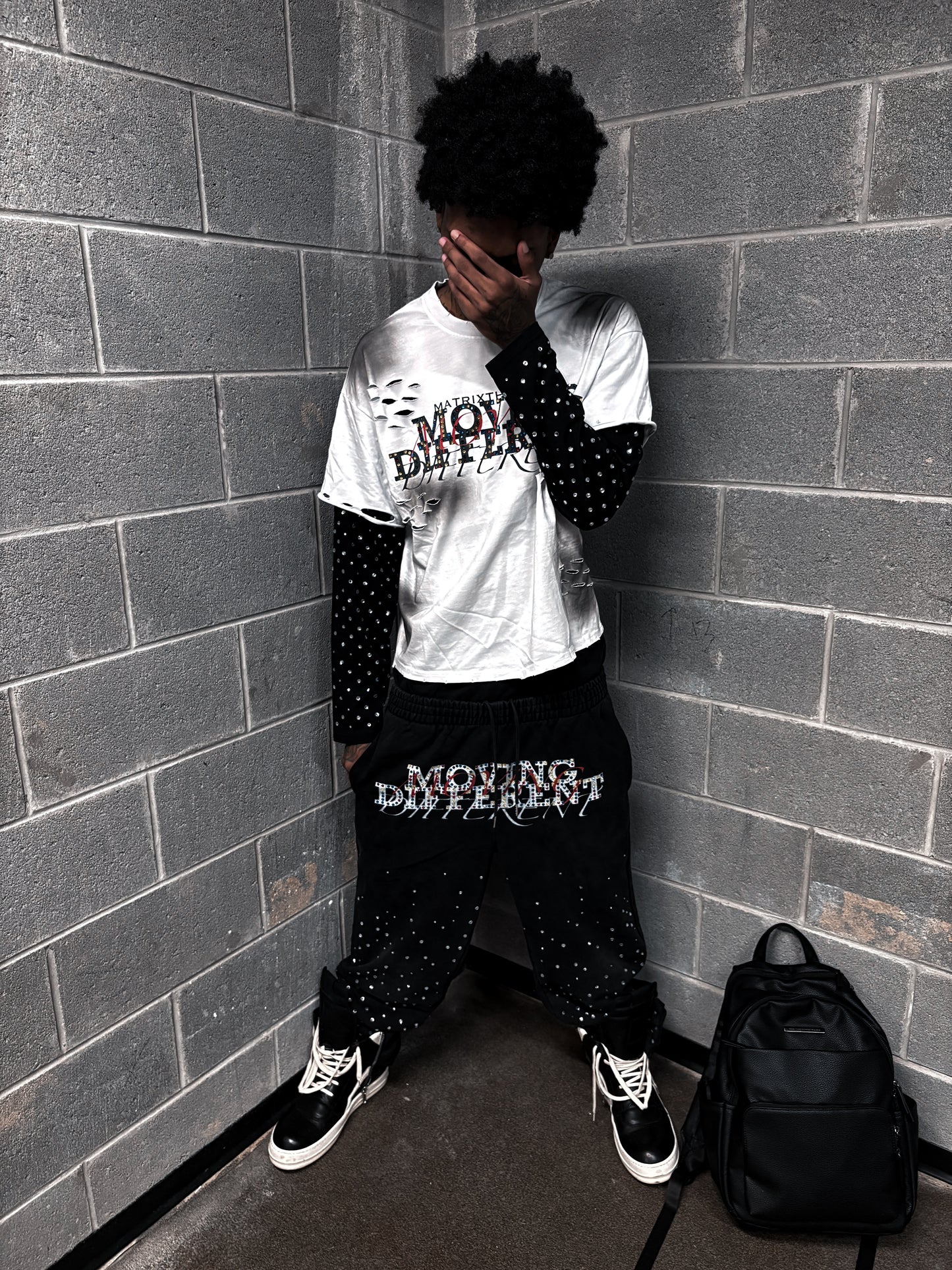 “MOVING DIFFERENT”Double-Layered Long Sleeve (WHT)